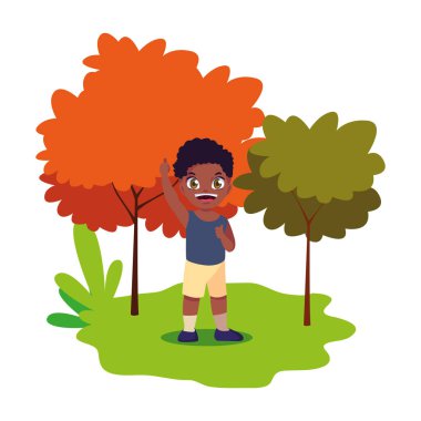 Açık havada gülümseyen genç çocuk