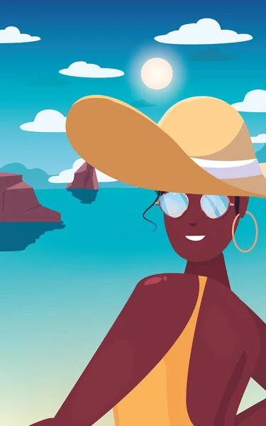 Hermosa mujer con traje de baño y sombrero hora de verano — Vector de stock