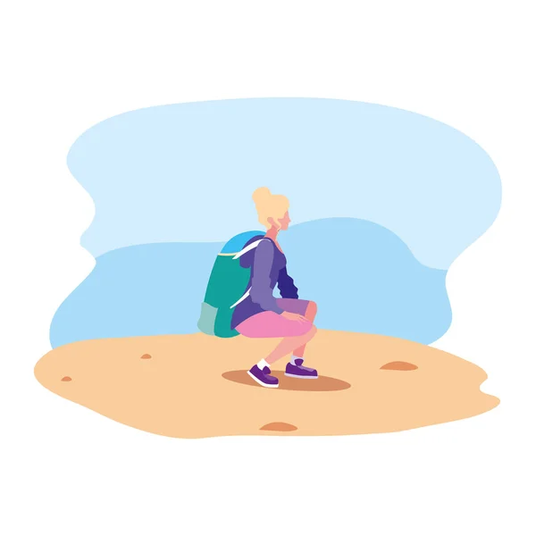 Mujer joven con mochila caminando arena — Vector de stock