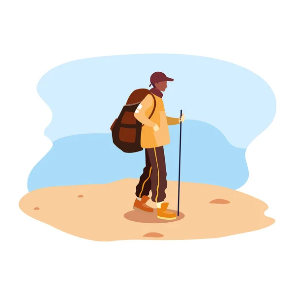 Giovane uomo con zaino camminare sabbia — Vettoriale Stock