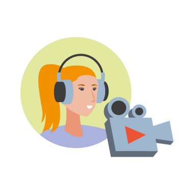 kulaklık ve video kamera ile sevimli genç kadın