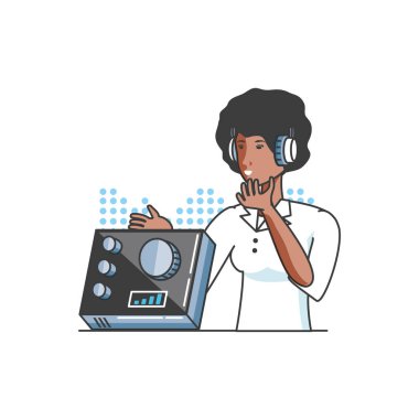 kulaklık ve ses konsolu ile sevimli genç kadın