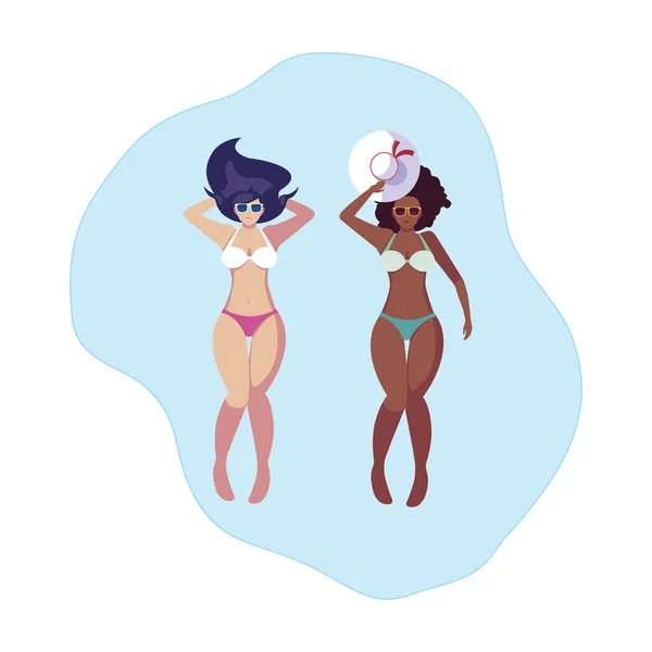 Interracial niñas pareja con trajes de baño flotando en el agua — Vector de stock