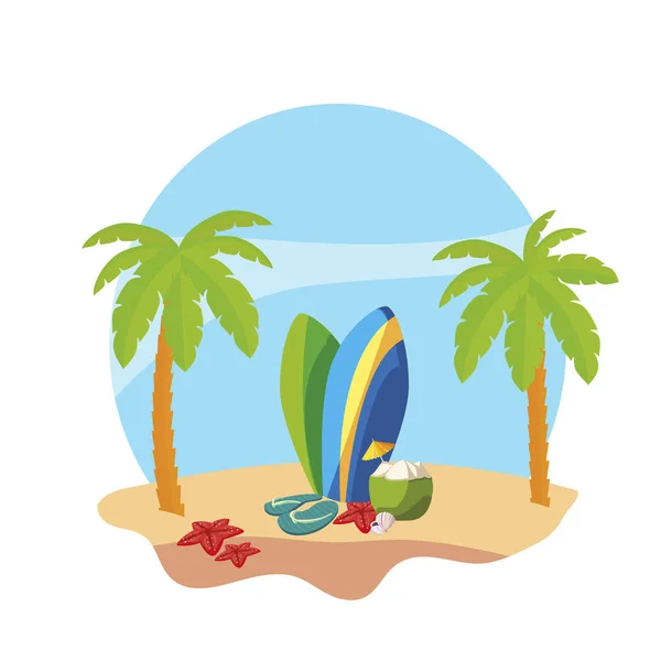 Plage d'été avec palmiers et planches de surf scène — Image vectorielle