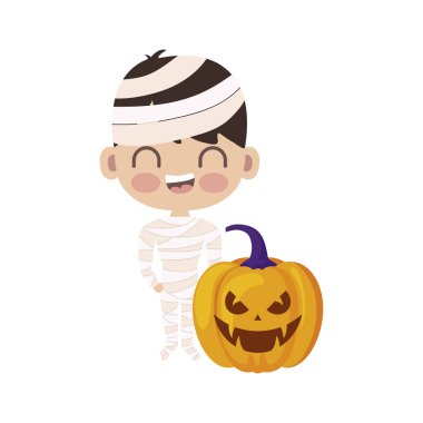 beyaz arka plan üzerinde mumya kılığında sevimli çocuk