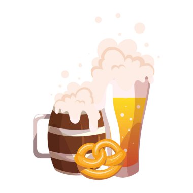 Beyaz arka planda köpüklü bira kupaları