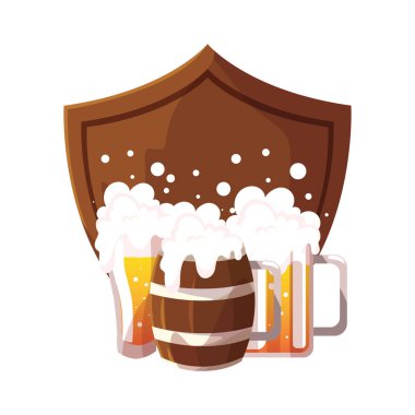 Beyaz arka planda köpüklü bira kupaları