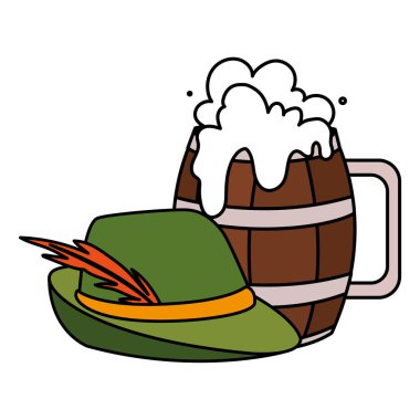 Beyaz arka planda Alman av şapkalı ahşap bira kupası.