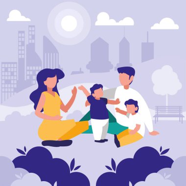 Şehirdeki parkta bir çift ebeveyn ve çocuk, dışarıdaki insanların görüntüleri.