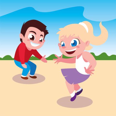 Gülümseyen ve dışarıda oynayan iki çocuk.