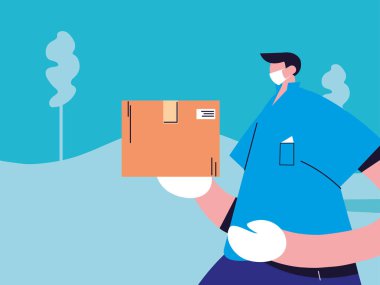 Eldivenli ve maskeli erkek kurye paket taşıyor.