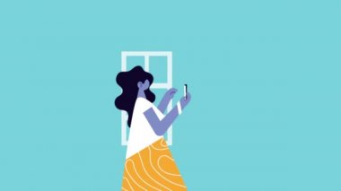 Evde çalışan akıllı telefon kullanan bir kadın.