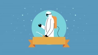 Biyolojik koruma giysisi ve dezenfektan sprey servisi olan bir işçi.