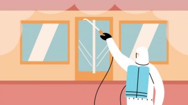 Biyolojik koruma giysisi ve dezenfektan spreyi olan bir işçi.