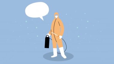 Biyolojik koruma giysisi ve dezenfektan sprey servisi olan bir işçi.