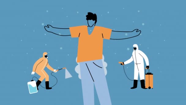 Biyolojik koruma giysileri ve dezenfektan spreyleri olan işçiler ve kişi — Stok video
