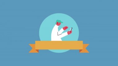 Akıllı telefon kullanan bir adam evde çalışıyor.