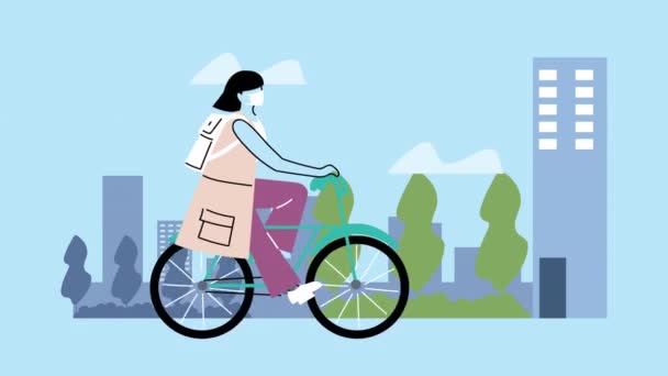 Mujer joven con máscara médica para la prevención covid19 en bicicleta — Vídeo de stock
