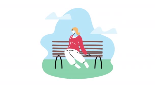 Mujer joven con máscara médica para la prevención covid19 sentado en la silla del parque — Vídeo de stock