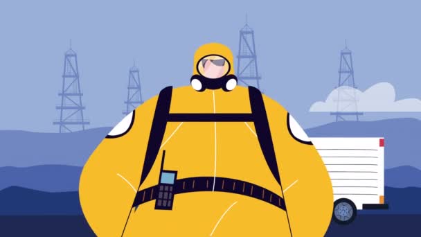 Промисловий працівник у біобезпечному костюмі для захисту ковадла19 на НПЗ — стокове відео