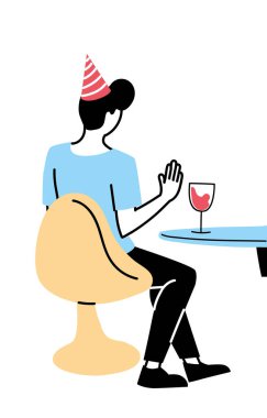 Şapka ve şarap kadehi tasarımı olan bir adam oturuyor.