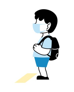 Maskeli çocuk okula geri dönüyor.