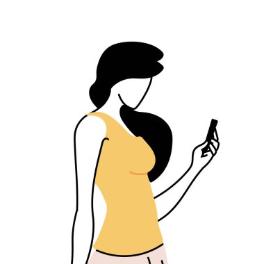 Elinde cep telefonu olan genç bir kadın.