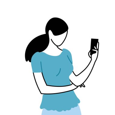 Elinde cep telefonu olan genç bir kadın.