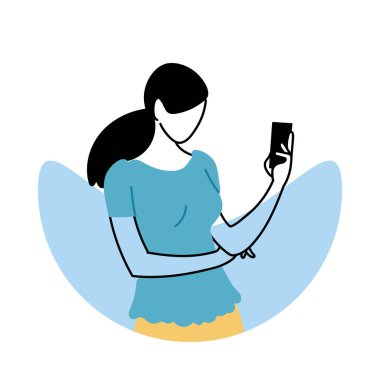 Genç bayan cep telefonunu kontrol ediyor.