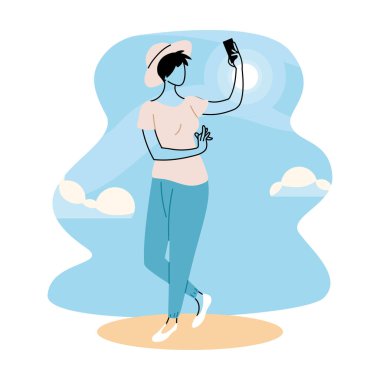 Yazın elinde cep telefonu olan genç bir kadın.