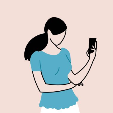 Elinde akıllı bir telefon tutan genç bir kadın.