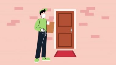 Güvenli teslimat kuryesi tıbbi maske takıyor ve kapısında karton kutu var.