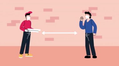 Pizza kutuları ve sosyal mesafeli tıbbi maske takan güvenli teslimat kuryesi.