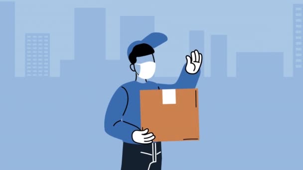 Mensajero de entrega segura con máscara médica con caja de cartón — Vídeos de Stock