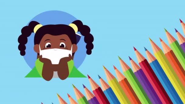 Μικρό κορίτσι afro φοιτητής φορώντας ιατρική μάσκα και τα χρώματα μολύβια — Αρχείο Βίντεο