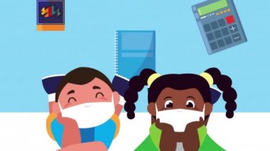 Erzakla birlikte tıbbi maske takan küçük öğrenciler