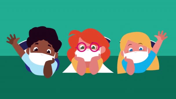 Pequeños estudiantes niños con máscaras médicas personajes — Vídeos de Stock