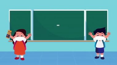 Küçük öğrenciler tıbbi maske takıyor ve karatahta kullanıyor.