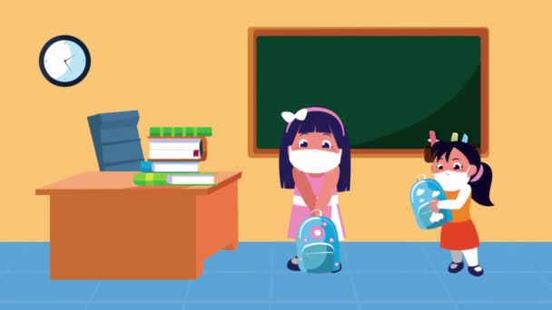 Kisdiákok lányok orvosi maszkot viselnek az osztályteremben — Stock videók