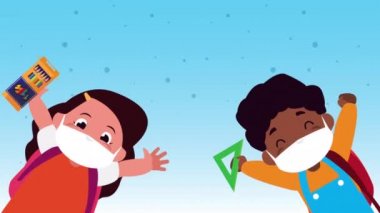 Tıp maskesi takan küçük öğrenciler.