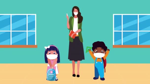 공복을 입고 학생들과 함께 의료용 마스크를 쓴 여교사 — 비디오