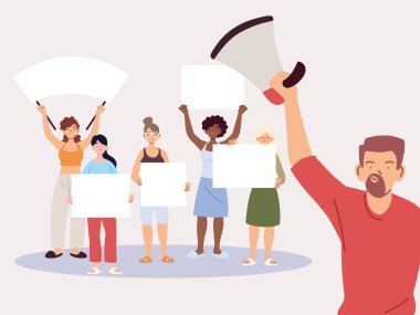 Pankartı ve pankartı olan insanlar protesto ediyor, insanlar protestolara yumruk ve tabela kaldırıyor.