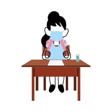 Okul maskesindeki yüz maskeli kız.