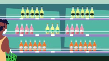 Adam içki dükkanından alışveriş sepeti alıyor.