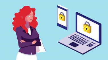 Akıllı telefonu ve dizüstü bilgisayarı olan bir iş kadını.