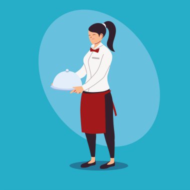 Üniformalı garson kadın elinde tepsi