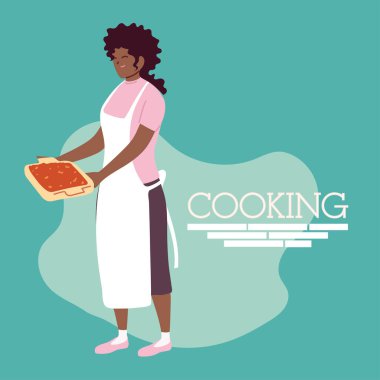 Önlüklü genç aşçı kadın ve beyaz arka planda akşam yemeği.