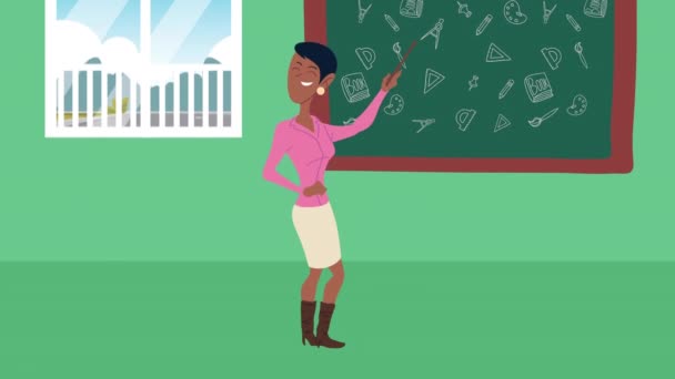 Afro profesora mujer enseñando en carácter pizarra — Vídeo de stock