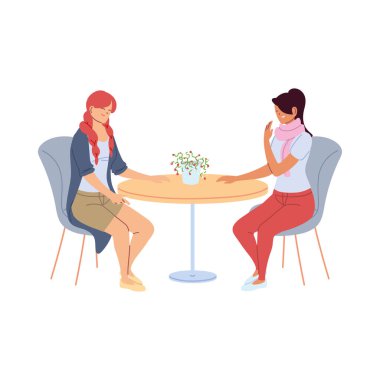 Restoranda gülümseyen ve konuşan genç kadınlar.