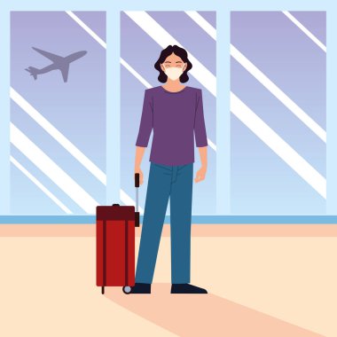 Havaalanı yeni normal, mutlu adam koruyucu maskeli ve bavullu.